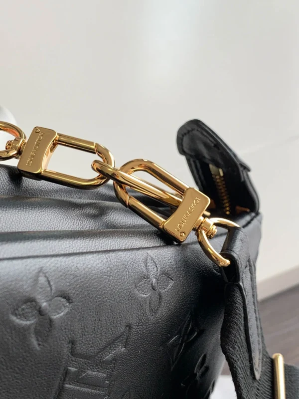 Louis Vuitton Size: 34 x 24 x 12 cm