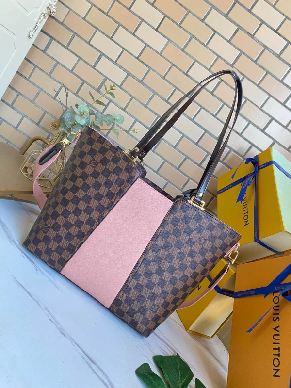 Louis Vuitton Size: 28X28X14cm Pocket 43cm