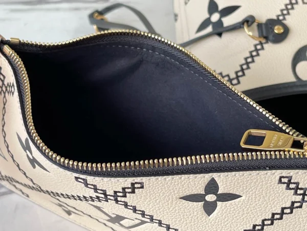 Louis Vuitton Size: 31 x 28 x 14 cm