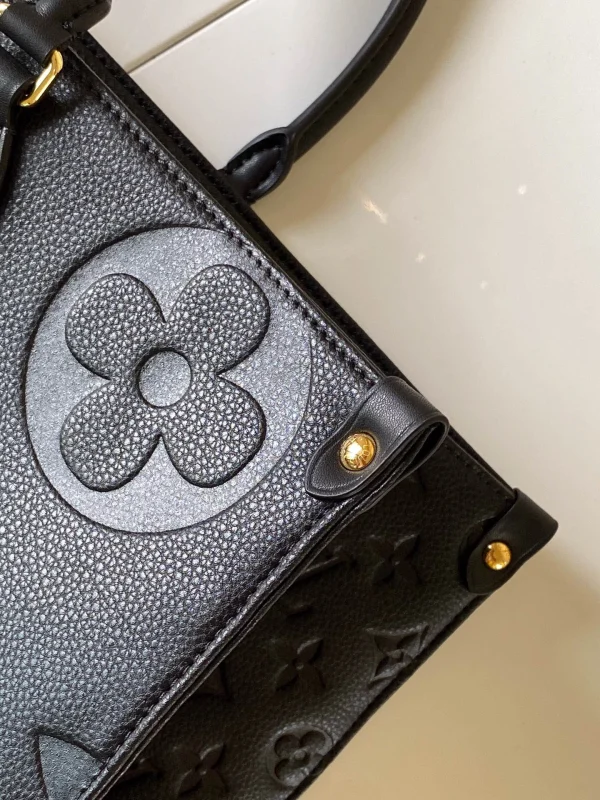 Louis Vuitton Size: 41.0 x 34.0 x 19.0 cm