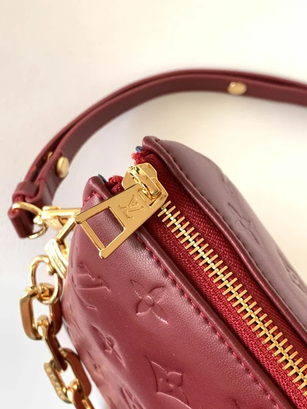 Louis Vuitton Size: 20 x 16 x 12 cm