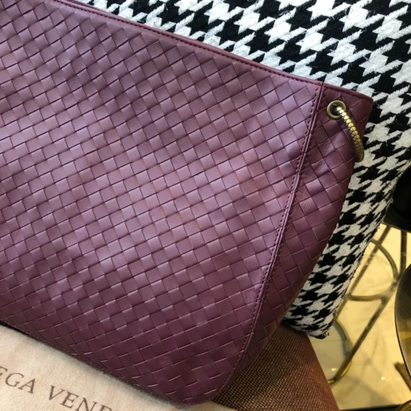 BV Briefcase Size: 33cm Date Red