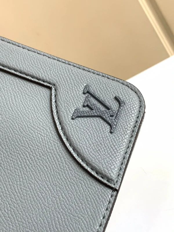 Louis Vuitton Size: 28.3 x 18.3 x 4.3 cm