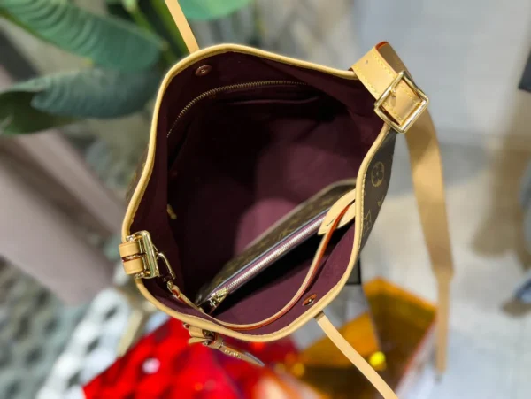Louis Vuitton size: 29*12*24cm
