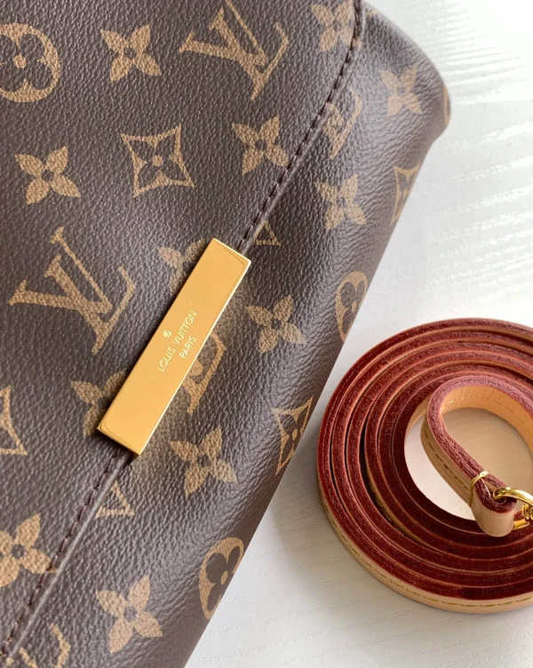 Louis Vuitton Size: 28.0 x 15.0 x 4.0 cm
