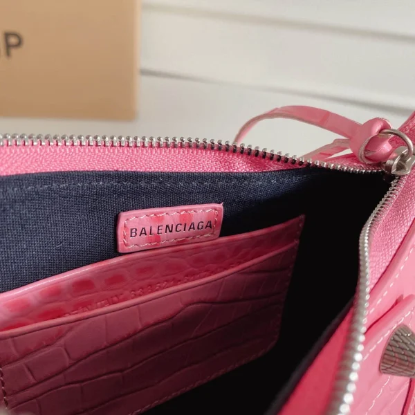 Crossbody bag Size: 20*11*4CM
