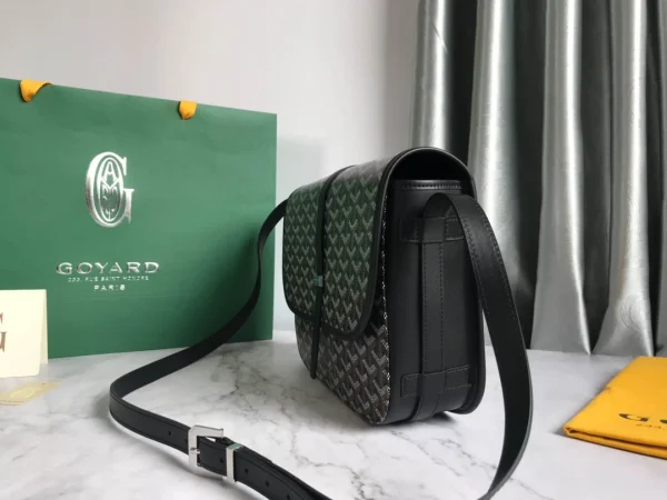 Belvdre Single Strip Messenger Bag Model: GY020183 Size: Large 28Cm