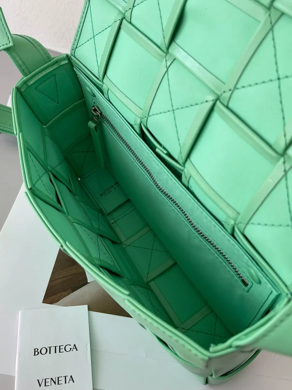BV Cassette bag Size: 23x15cm 667298 Spring Green