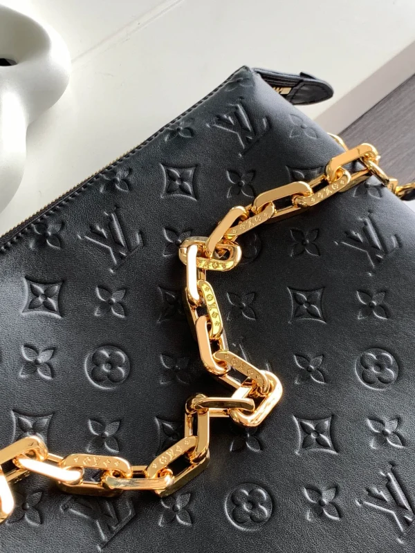 Louis Vuitton Size: 34 x 24 x 12 cm