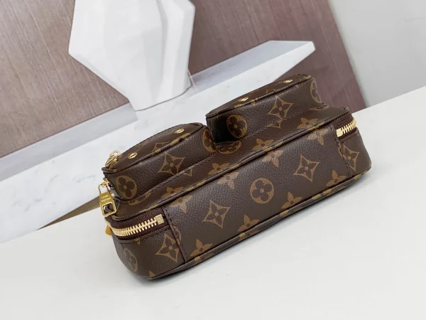 Louis Vuitton Size: 18 x 11 x 10 cm