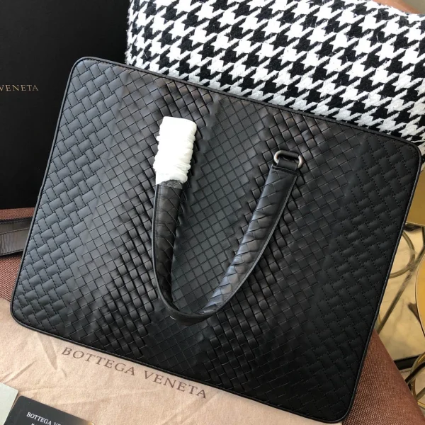 BV Briefcase Size: 43cm Black