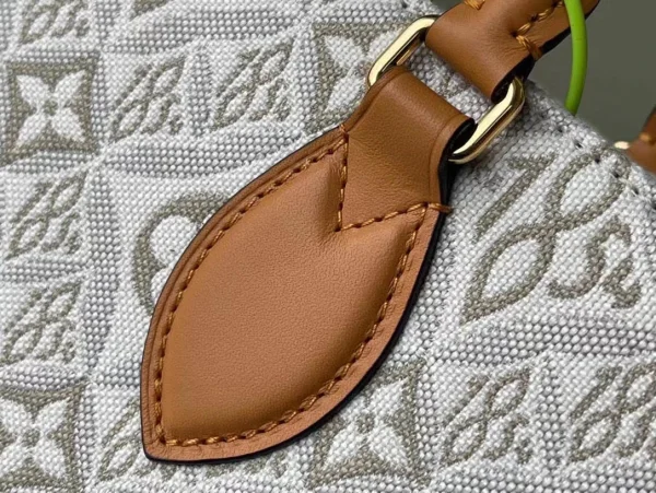 Louis Vuitton Size: 35 x 27 x 14 cm