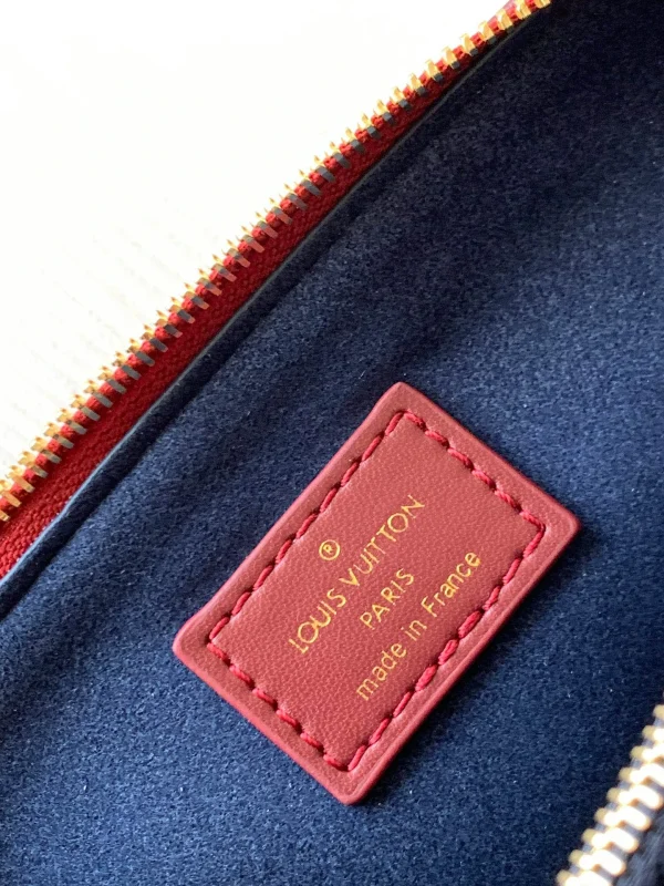 Louis Vuitton Size: 20 x 16 x 12 cm