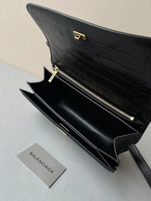 Gossip bag crossbody size: 23.5x12.4x10.4cm