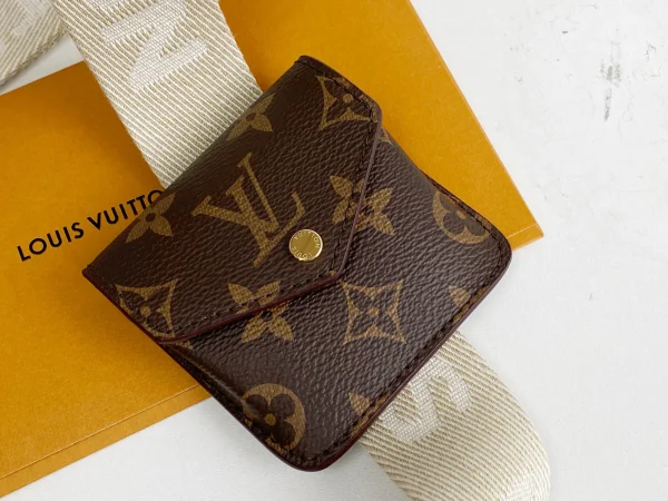 Louis Vuitton Size: 18 x 11 x 10 cm