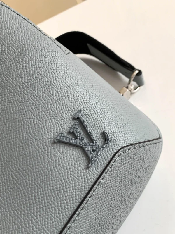 Louis Vuitton Size: 20.0 x 31.0 x 10.0 cm