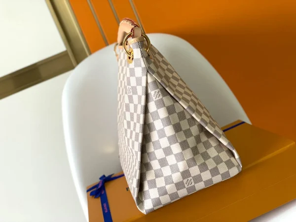 Louis Vuitton Size: 46 x 32 x 24 cm