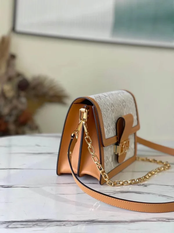 Louis Vuitton Size: 25 x 17 x 10.5 cm