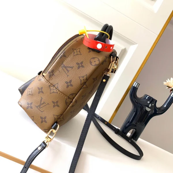 LV Model: M44872 Size:17x22x10cm