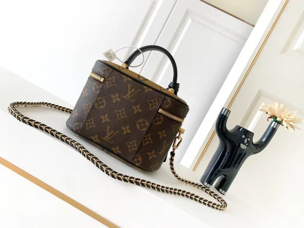 LV Model: M45165 Size:19*13*11cm