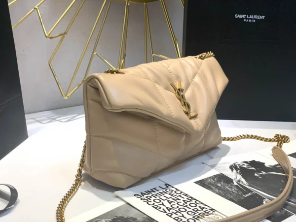 LOULOU PUFFER Lambskin bag Size: 23x15.5x5.8cm Model: 620333
