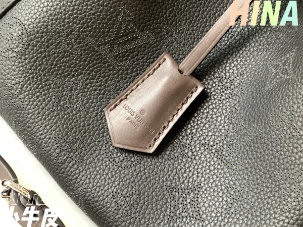 Louis Vuitton Size: 23 x 21 x 13 cm
