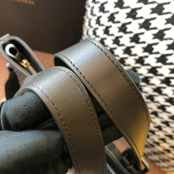 BV Briefcase Size: 30cm Black