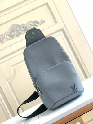Louis Vuitton Size: 20.0 x 31.0 x 10.0 cm