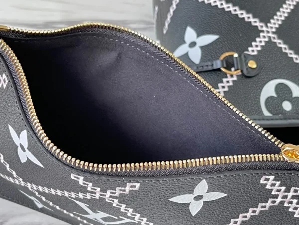 Louis Vuitton Spring Collection Size: 31 x 28 x 14 cm