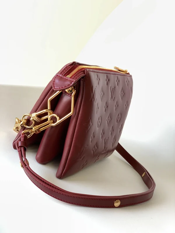 Louis Vuitton Size: 20 x 16 x 12 cm