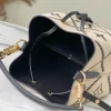 Louis Vuitton Size: 20 x 20 x 13 cm