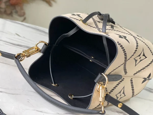 Louis Vuitton Size: 20 x 20 x 13 cm