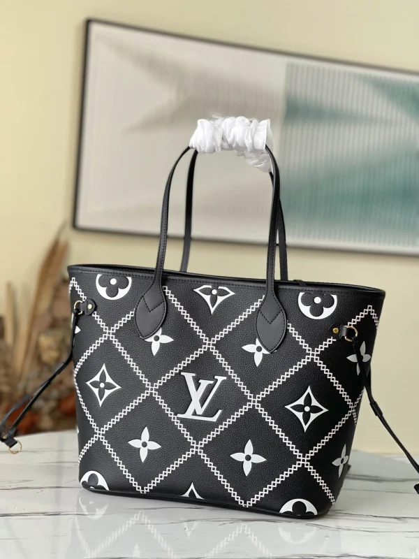 Louis Vuitton Spring Collection Size: 31 x 28 x 14 cm