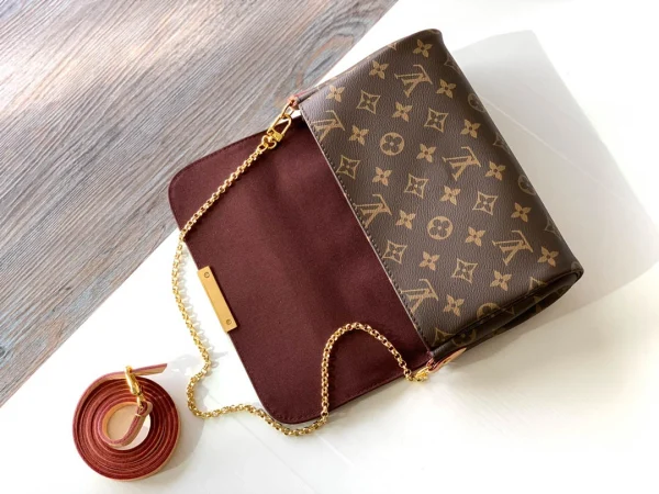 Louis Vuitton Size: 28.0 x 15.0 x 4.0 cm
