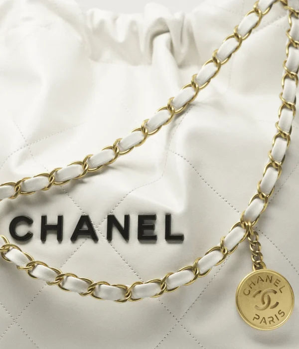 CHANEL 22 size : 35 x 37 x 7 cm