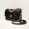 CHANEL 19 size : 16 x 26 x 9 cm