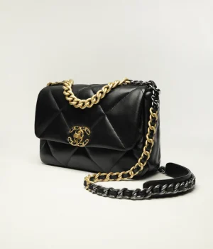 CHANEL 19 size : 16 x 26 x 9 cm