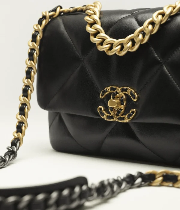 CHANEL 19 size : 16 x 26 x 9 cm