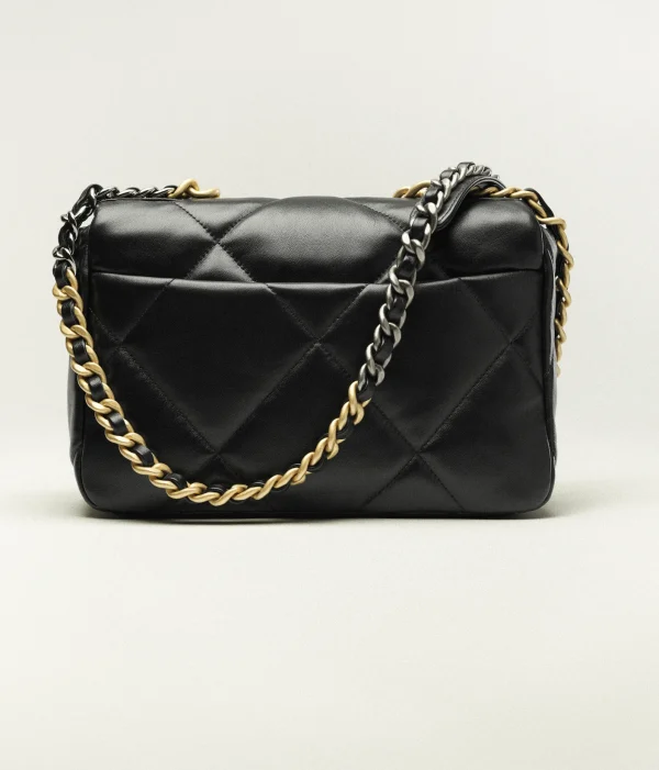 CHANEL 19 size : 16 x 26 x 9 cm