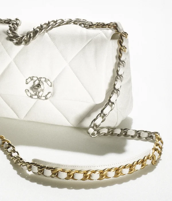 CHANEL 22 size : 16 x 26 x 9 cm