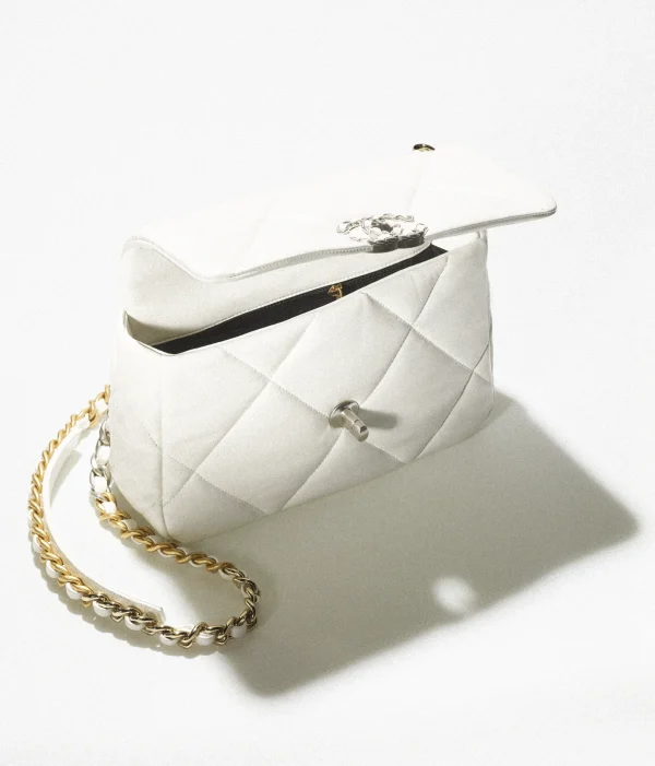 CHANEL 22 size : 16 x 26 x 9 cm