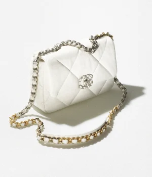 CHANEL 22 size : 16 x 26 x 9 cm