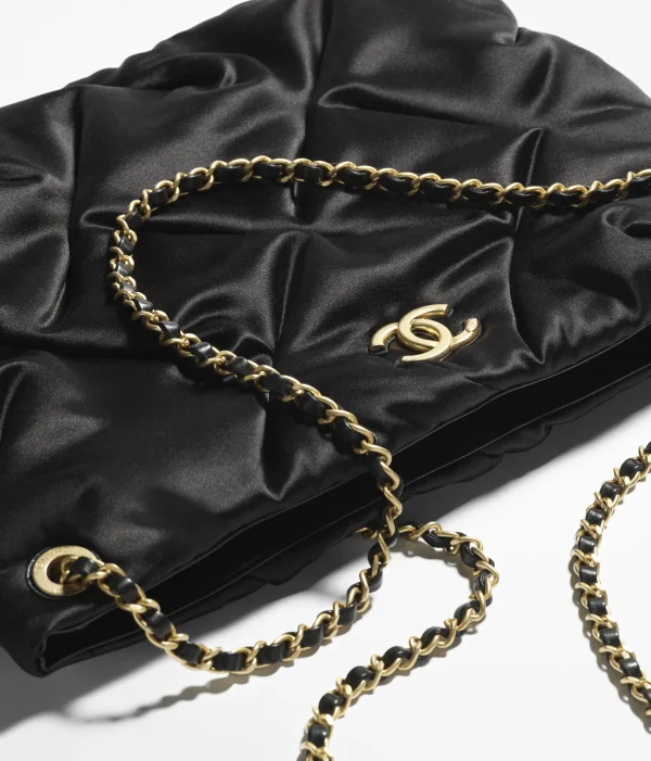 Chanel size : 28 x 40 x 2 cm