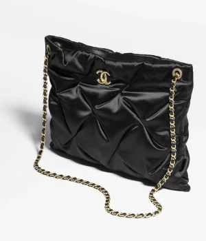 Chanel size : 28 x 40 x 2 cm