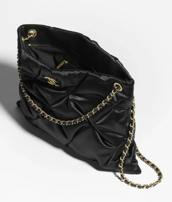 Chanel size : 28 x 40 x 2 cm