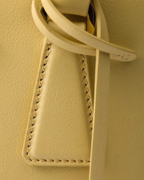 Prada Galleria Size : 16.5*24.5*11cm
