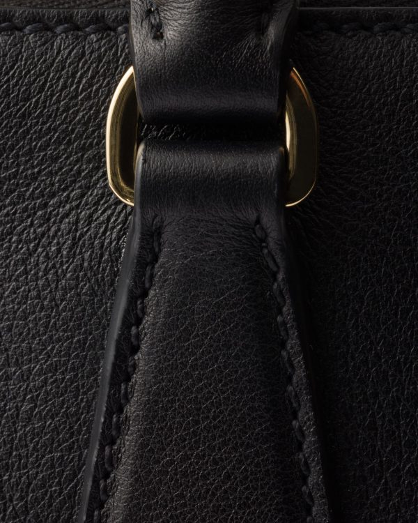 Prada Galleria Size : : 16.5*24.5*11cm