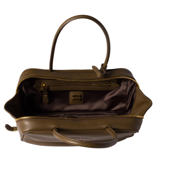 Miumiu Beau size 17cm *30cm * 8.5cm