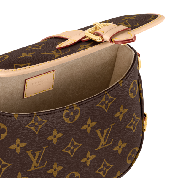 Saumur BB  size:7.9 x 6.3 x 3 inches